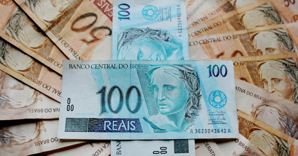 tecnologia auxilia brasileiros a detectar cedulas falsas