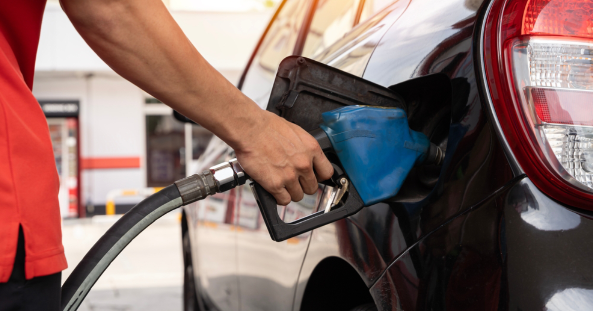 frentista abastecendo carro em posto de gasolina no brasil